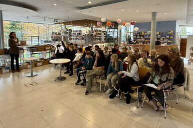 Klasse 5 besucht die Mediothek
